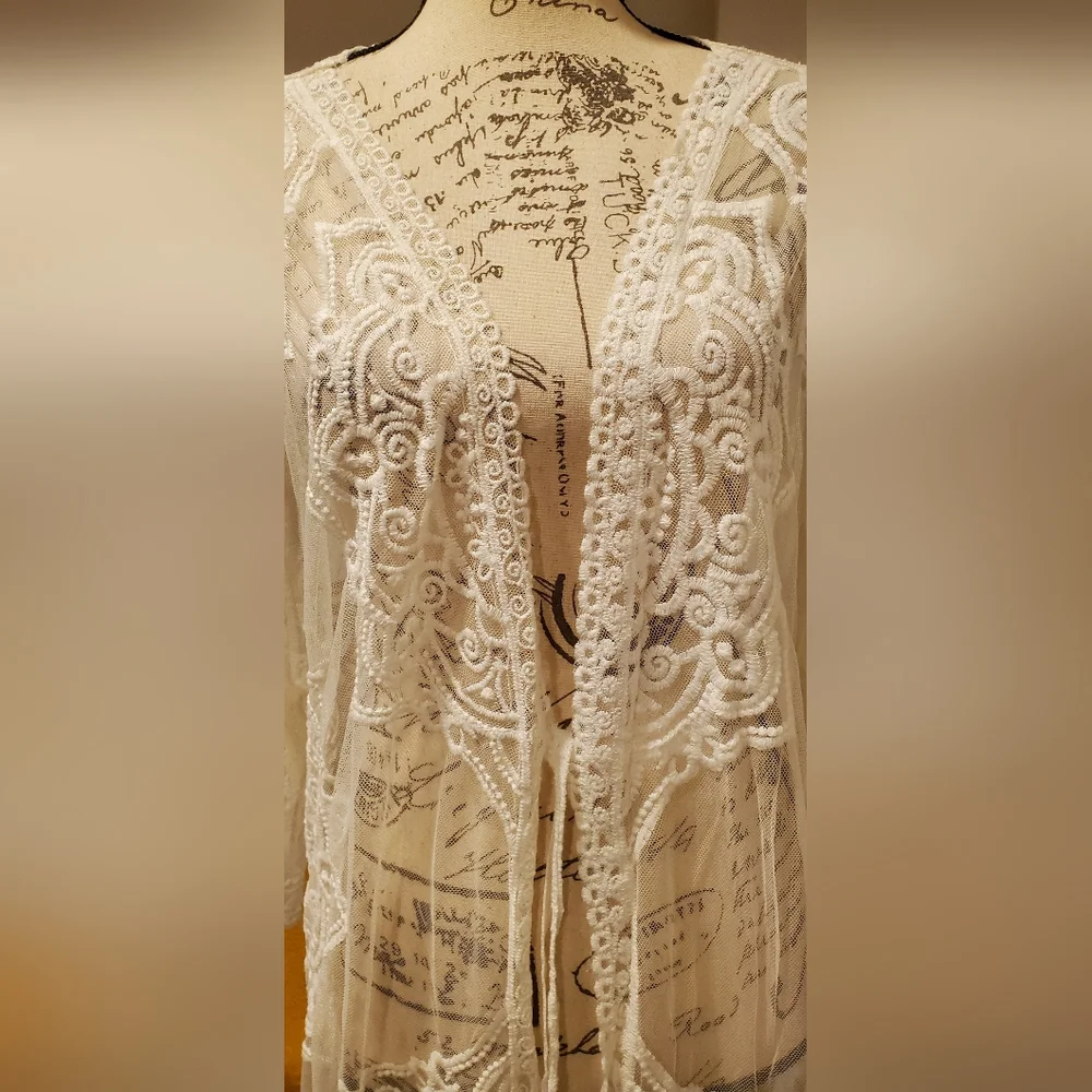 Elegant Cream Lace Kimono Cardigan Size. ML.